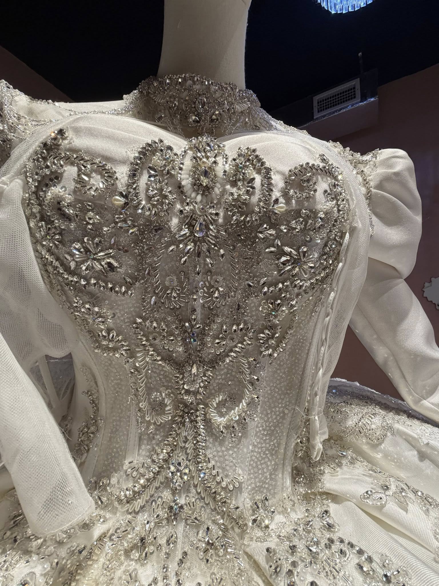 Detalle de pedrería en vestido La Ideal